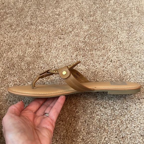 DV by Dolce Vita Gotie Medallion Thongs - Picture 3 of 8